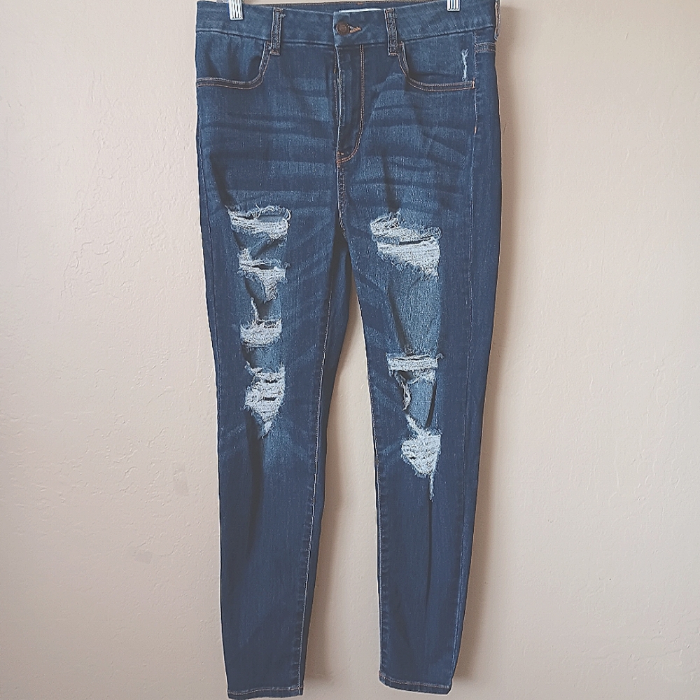 Women's Jean by Wax Jean  skinny legs 13/31 previously owned in good condition